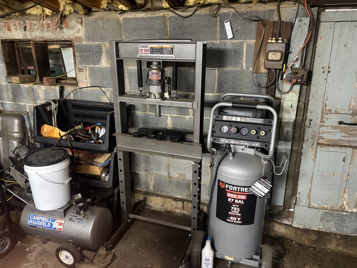 Central Machinery 20-ton shop press Item 32879